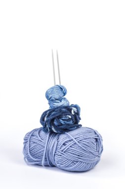 Mavi iplik örgü iğneleri ile birkaç topları izole yığını