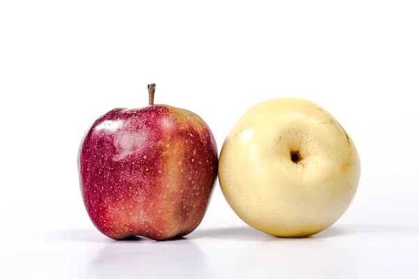 Isolé deux pommes - rouge et jaune — Photo