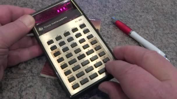 Köln, Duitsland - 21 februari 2015: Een vintage elektronische rekenmachine Ti 30 van Texas Instrument — Stockvideo