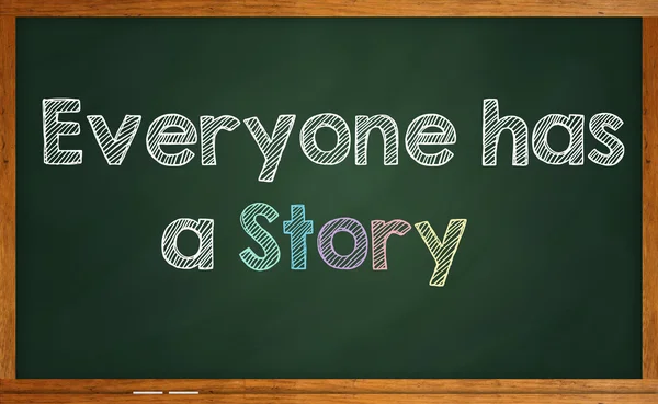 Motywacyjny cytat "Każdy ma historię" napisany na tablicy — Zdjęcie stockowe