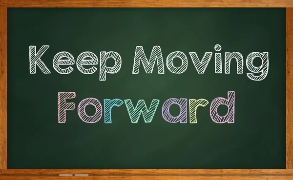 Citação motivacional "Continue se movendo para a frente" escrito no quadro — Fotografia de Stock