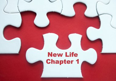 Motivasyonel teklif ile kırmızı arka plan üzerinde adet bulmaca 