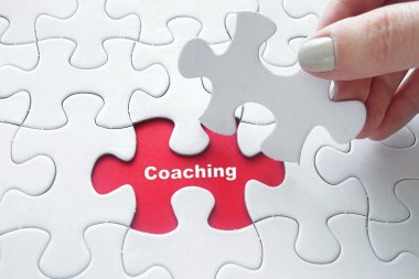 Kızın elini son parçalı bulmaca piclose kadar kelime ile son jigsaw bulmaca parçası yerleştirerek kızın elini yerleştirerek, yakın olarak iş conceptece kelime yararları ile koçluk
