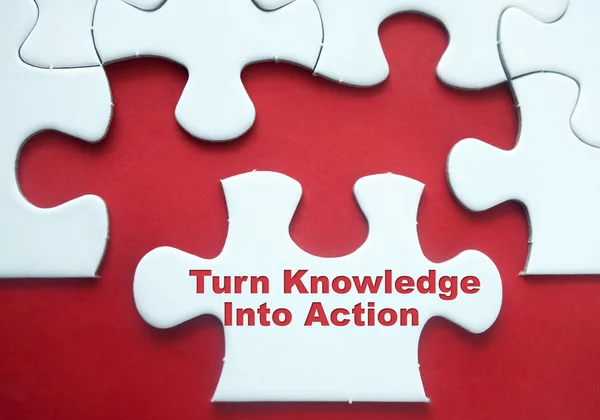 Puzzle parçaları motivasyonel teklif "açmak bilgi içine eylem ile kırmızı arka plan üzerinde" — Stok fotoğraf