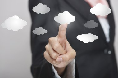 İş kadını ile sanal bulut arayüzey