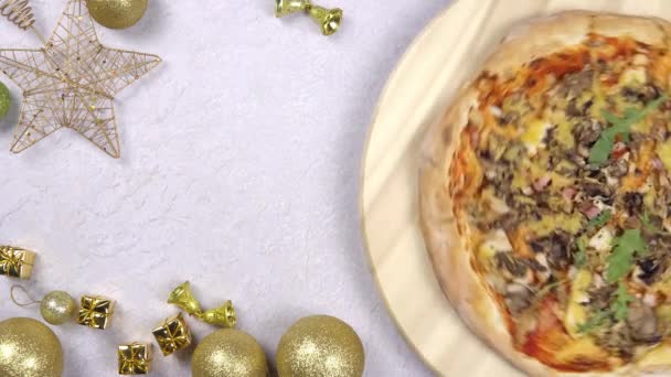 Επίπεδη Lay Της Πίτσας Περιστροφή 360 Μοιρών Ξύλινο Salver Χριστουγεννιάτικα — Αρχείο Βίντεο