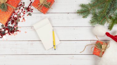 Tahta arka planda düz bir defter, Noel süsü. Yeni yıl kavramı, yıl ve 2021 için planlar
