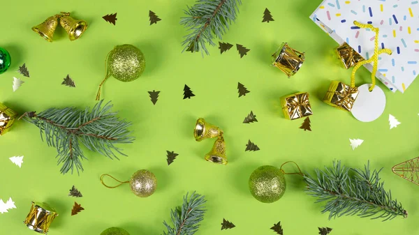 Firavun Ağacı Dalları Yeşil Arka Planda Noel Süslemeleri Yeni Yıl — Stok fotoğraf