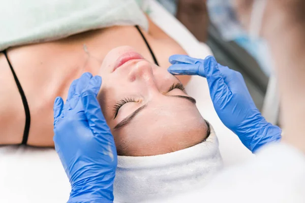 Cliente Feminino Jovem Salão Cosmético Que Tem Uma Máscara Facial — Fotografia de Stock