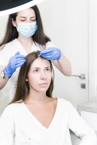 Dermatólogo Médico Examinando Cabello Del Cliente Con Aparato Especial Para — Foto de Stock