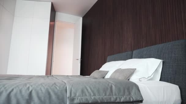 Tempat Tidur Ganda Modern Dibuat Dengan Bantal Putih Bersih Dan — Stok Video