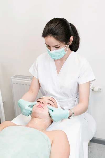 Young Female Client Cosmetic Salon Having Face Cleaning Procedure Doctor — Stock Photo, Image