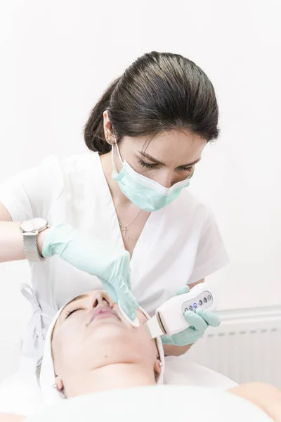 Female Cosmetologist Makes Procedure Ultrasonic Cleaning Face Close Young Woman — Stock Photo, Image