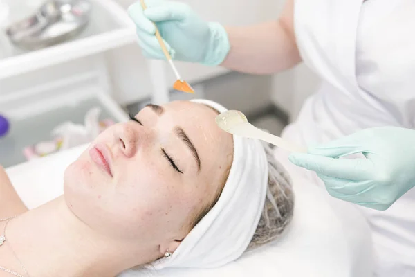 Young Female Client Cosmetic Salon Having Face Cleaning Procedure Doctor — Stock Photo, Image