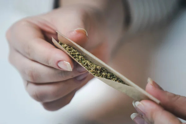 Close Mão Feminina Rolando Conjunta Com Maconha Medicinal Conceitos Medicina — Fotografia de Stock