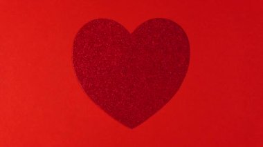 Hareket animasyonunu durdur. Kırmızı, parlak kalp atışını taklit eden kalp. Düz yatıyordu. Aşk sembolü kavramları, Sevgililer Günü, bayram ve tebrik kartı..