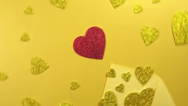 Valentýn pozadí 360 stupňů rotace. Zlaté zářící srdce se otáčelo na zlatém pozadí. Pojmy láska symbol, dárky, slavnostní a blahopřání.