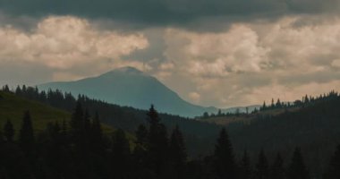 Zaman aşımı. Karpatlar 'ın bulutlu panoramik manzarası, sabah vakti bulutlu gökyüzü. Bukovel Ukrayna 'da dağ zirvesi. Doğal dış seyahat geçmişi. Hiper hata
