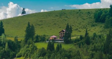 Zaman aşımı. Tepenin kırsal kesimindeki yazlık ev, dağların üzerinden geçen bulutlar. Bukovel Ukrayna. Doğal dış seyahat geçmişi. Hiper hata