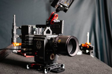 Kyiv, Ukrayna - 04.17.2020: Profesyonel 5k video kamera Red DSMC2 ve lens Leica Zerooptik Summilux-r 80, yakın plan. Görüntü yönetmeni için profesyonel ekipman, film teknolojisi