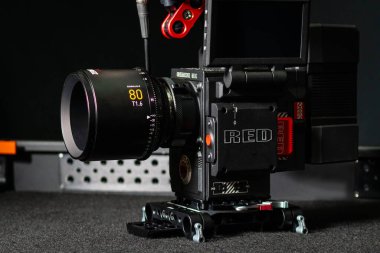Kyiv, Ukrayna - 04.17.2020: Profesyonel 5k video kamera Red DSMC2 ve lens Leica Zerooptik Summilux-r 80, yakın plan. Görüntü yönetmeni için profesyonel ekipman, film teknolojisi