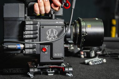 Kyiv, Ukrayna - 04.17.2020: Profesyonel 5k video kamera Red DSMC2 ve lens Leica Zerooptik Summilux-r 80, yakın plan. Görüntü yönetmeni için profesyonel ekipman, film teknolojisi