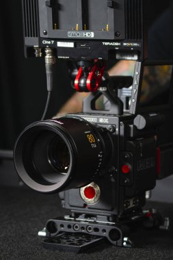 Kyiv, Ukrayna - 04.17.2020: Profesyonel 5k video kamera Red DSMC2 ve lens Leica Zerooptik Summilux-r 80, yakın plan. Görüntü yönetmeni için profesyonel ekipman, film teknolojisi