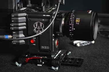 Kyiv, Ukrayna - 04.17.2020: Profesyonel 5k video kamera Red DSMC2 ve lens Leica Zerooptik Summilux-r 80, yakın plan. Görüntü yönetmeni için profesyonel ekipman, film teknolojisi