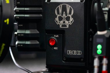 Kyiv, Ukrayna - 04.17.2020: Profesyonel 5k video kamera Red DSMC2, yakın çekim. Görüntü yönetmeni için profesyonel ekipman, film teknolojisi
