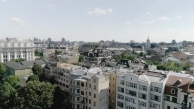 Kyiv-Podil ve St. Andrew Kilisesi 'nin tarihi bölgesinin panoraması. Ukrayna 'nın başkentinin mimarisi. Hava aracı görünümü