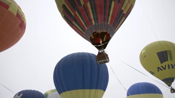 Πολύχρωμο Hot Air Ballon Που Φέρουν Στον Ουρανό Έννοια Του — Αρχείο Βίντεο