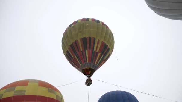 Colorido Globo Aire Caliente Volando Cielo Concepto Viaje Increíble Deporte — Vídeo de stock