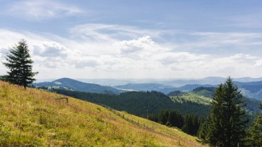 Beyaz bulutlu mavi gökyüzü ile inanılmaz dağ manzarası, Ukrayna, Karpatlar 'da güneşli bir yaz günü. Doğal dış seyahat geçmişi.