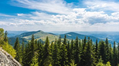 Beyaz bulutlu mavi gökyüzü ile inanılmaz dağ manzarası, Ukrayna, Karpatlar 'da güneşli bir yaz günü. Doğal dış seyahat geçmişi.