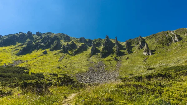 Fantastiskt Fjälllandskap Med Blå Himmel Med Vita Moln Solig Sommardag — Stockfoto