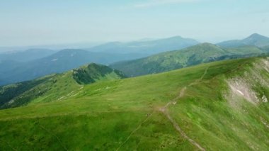Zirvenin Arial Manzarası Hutyn Tomnatyk Dağı - Karpat Dağları öfkesi. Ukrayna 'nın turistik yerleri. Açık bir yaz günü. Turizm, çevre ve doğa konseptleri.