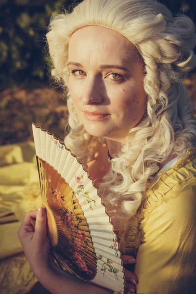 Portret Van Een Blonde Vrouw Gekleed Historische Barokke Kleren Met — Stockfoto