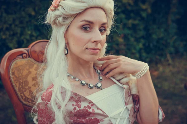 Portret Van Een Blonde Vrouw Gekleed Historische Barokke Kleren Met — Stockfoto