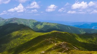 Karpat Dağları 'nın Zaman Hızı öfkesi. Ukrayna 'nın turistik yerleri. Açık bir yaz günü. Turizm, çevre ve doğa konseptleri.