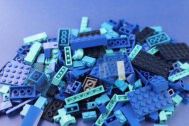 İzole plastik bloklar. Kopyalama alanı olan üst görünüm. Bulanık efektli blok inşa oyuncağı
