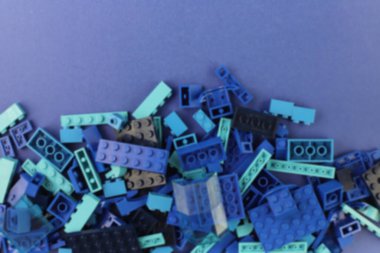 İzole plastik bloklar. Kopyalama alanı olan üst görünüm. Bulanık efektli blok inşa oyuncağı