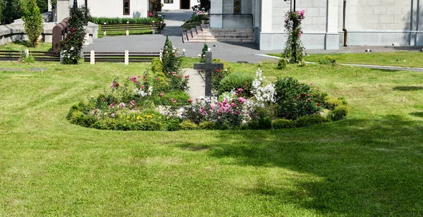 Cementerio Monumento Con Una Cruz Decorado Con Flores —  Fotos de Stock