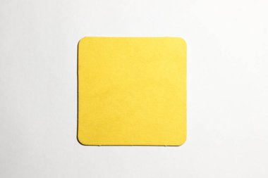 Sarı renkli bardak altlığı. bira ya da diğer içecekler için, mesaj için temizlendi.