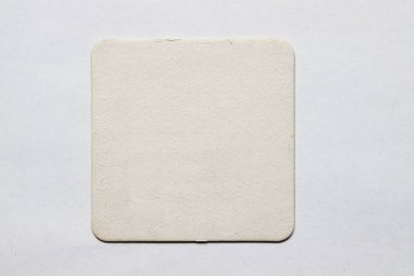 Kullanılmış bardak altlığı ya da şişe altlığı. Bira ya da diğer içecekler için, izole edilmiş. Kendi tasarımınızı, mesajınızı ya da logonuzu ekleyin.