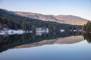Türkiye 'nin Golcuk ilçesi bir doğa parkı, muhteşem bir göl ve doğa manzaralı.