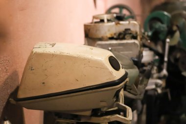 Tamirhanedeki eski tekne motoru.