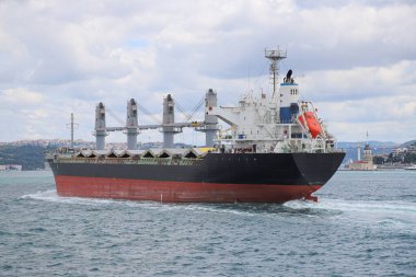 Ticari kargo gemisi. İstanbul Boğazı 'ndan geçiyoruz.