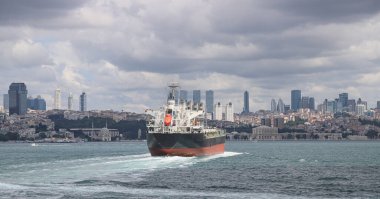 Ticari kargo gemisi. İstanbul Boğazı 'ndan geçiyoruz.