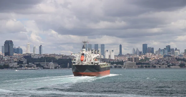 Ticari kargo gemisi. İstanbul Boğazı 'ndan geçiyoruz.