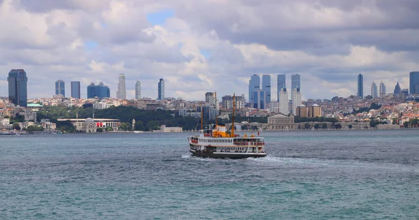 Фоне Стамбула Босфор Пассажирское Судно Иконический Вид Стамбул — стоковое фото